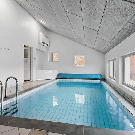 Cozy In Glesborg With Indoor Swimming Pool Fjellerup Strand